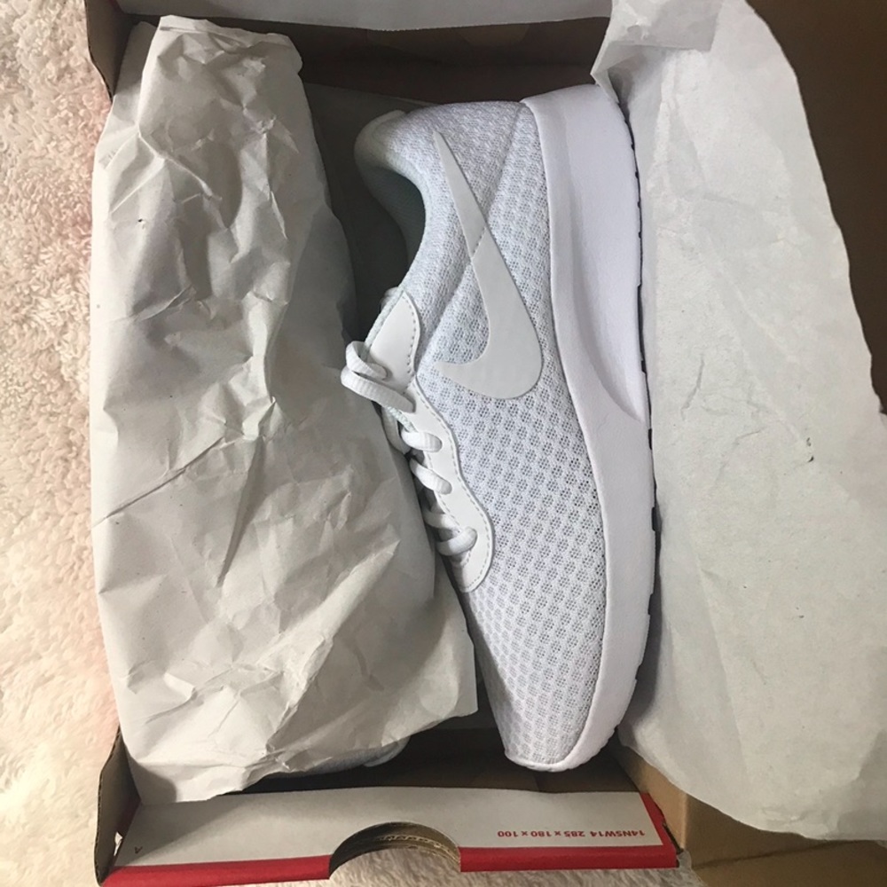 NIKE WOMENS TANJUNS SIZE 6